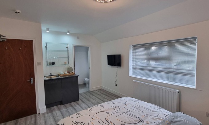 London Colney Apartment | St Albans Stylish Ensuite Studio With Kitchenette, Serviced apartments.