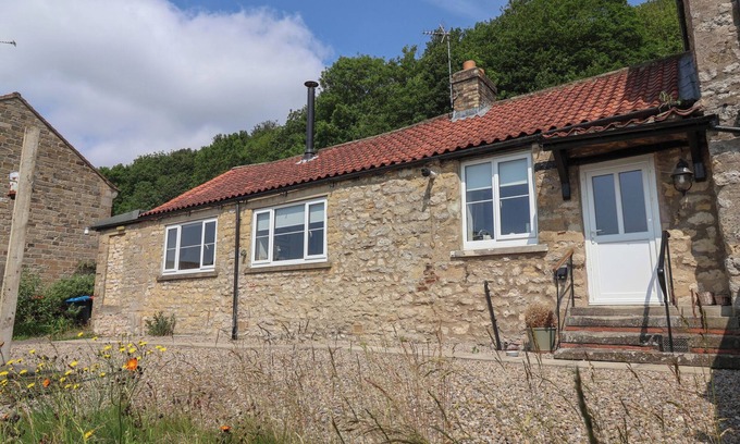 Scawton Cottage | ST GREGORY’S COTTAGE, pet friendly, with a garden in Helmsley