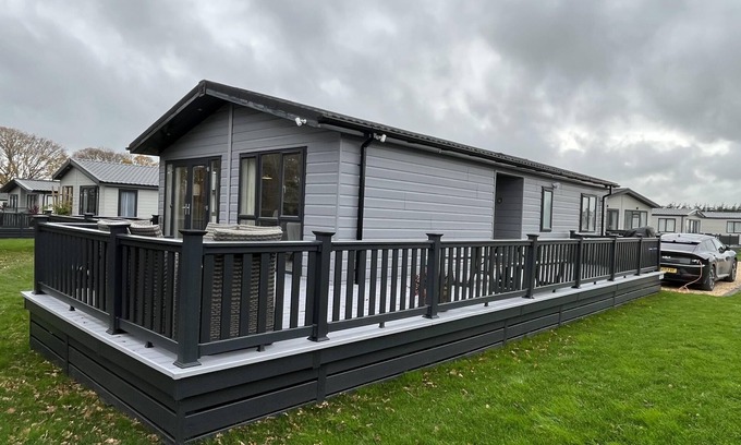 Ryde Cabin | St Helens 2-Bed Lodge, Sleeps 4, Pets Ok & Pool