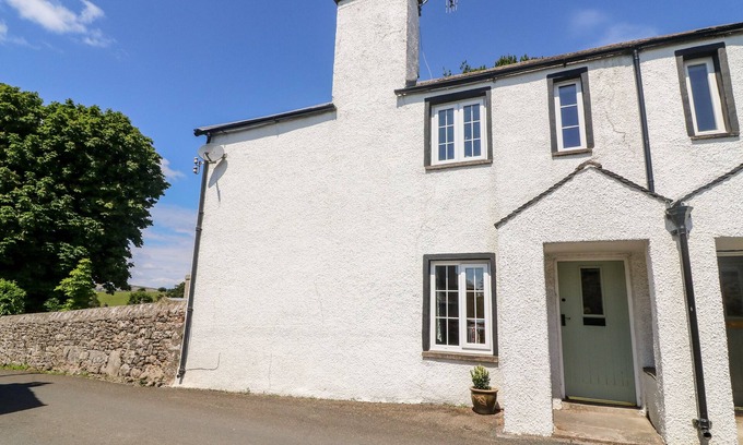 Milnthorpe Cottage | ST. PETERS COTTAGE, pet friendly, with a garden in Milnthorpe