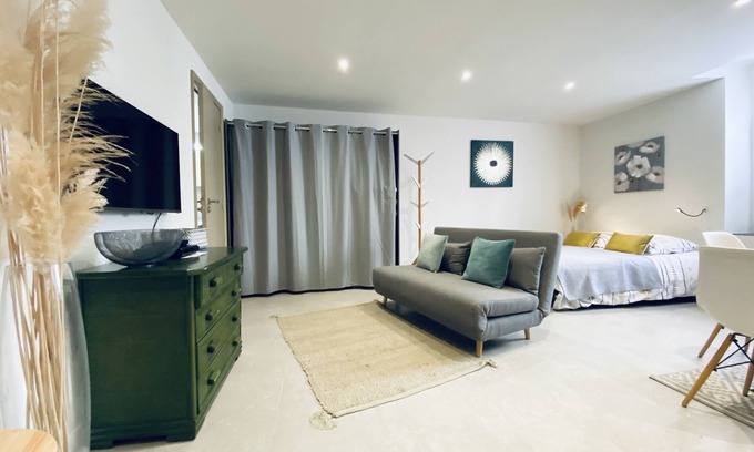 Saint-Tropez City Centre Apartment | ST-TROPEZ studio 70m from the Port of St-Tropez & 600m from the beach