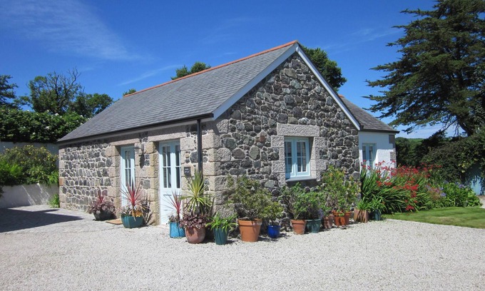 Helford Passage Cottage | Stable Cottage - luxury cottage with sea views over a wooded valley