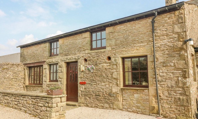Kirkby Stephen Cottage | STABLE COTTAGE, pet friendly, with a garden in Newbiggin-On-Lune