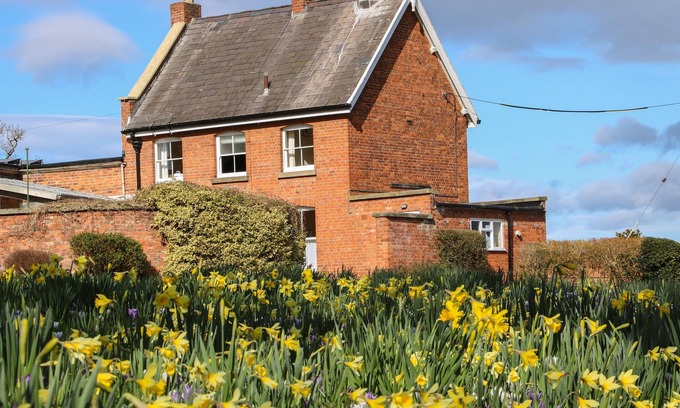 Overton-on-dee Cottage | STABLE COTTAGE, pet friendly, with open fire in Overton-On-Dee
