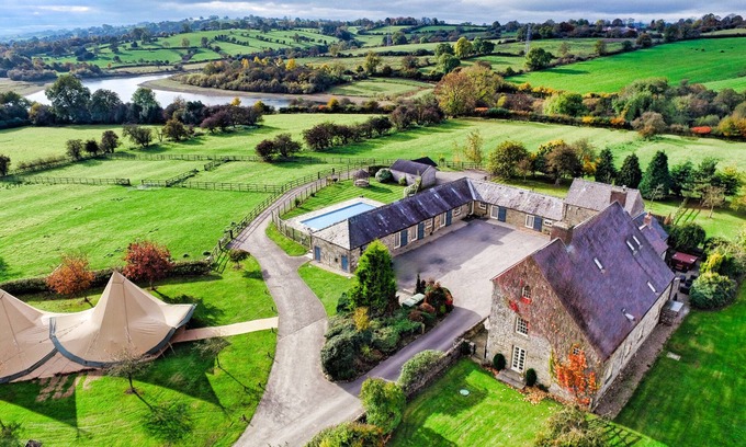 Carsington House | Stables with hot tub & swimming pool in the countryside - 5 ensuite bedrooms