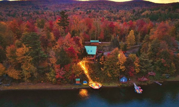 Eden Cottage | Stairway To Heaven-VT Lakefront! Hot Tub & More! 25 Mins to Stowe!