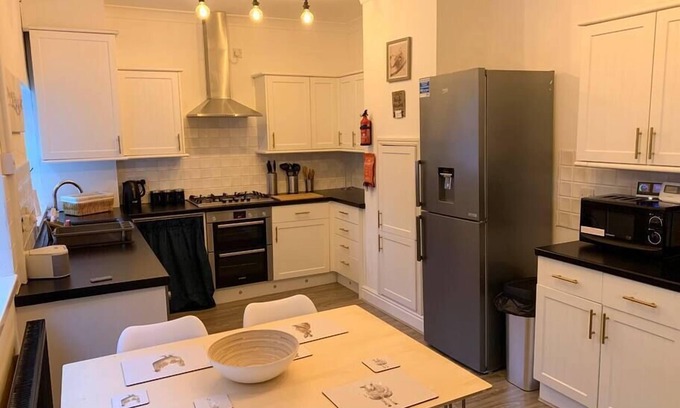 Stoke-on-Trent House | Stamer House by YourStays