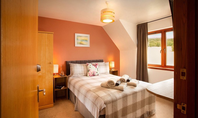 Alness Bed & Breakfast | Standard Double Room in Country Side Guesthouse with Shared Bathroom and beautiful views.
