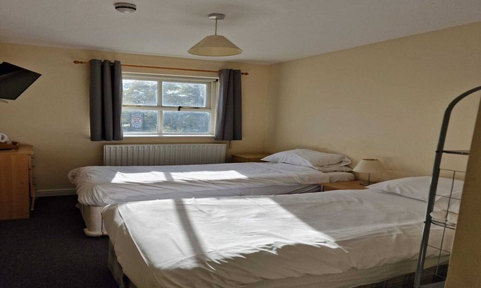 Manchester Apartment | Standard Triple Room - Shared