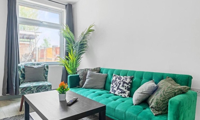 Corby House | Stanion Lane Luxurious 3 Bedroom Modern House Northamptonshire.