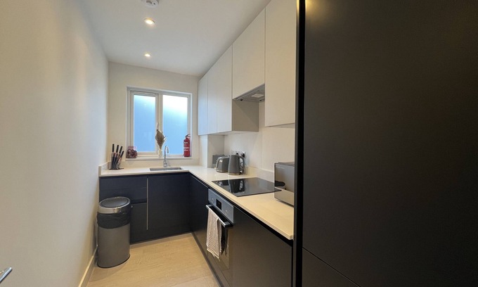 West Hendon Apartment | Star London Station Road 3-Bed Haven