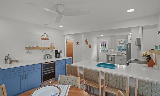 Kenyon Cottage | Starfish Cottage: 3BR, Beach Pass, Fire Pit & Deck – 2mi to multiple beaches