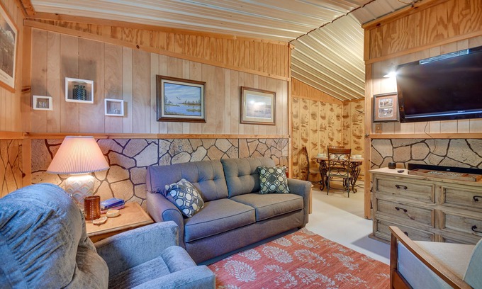 Crowell Cabin | Stargaze, Hike & Kayak: Cabin Near Copper Breaks!