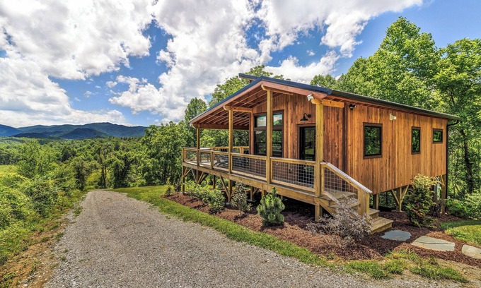 Marshall House | Starlight Hideaway w Hot tub and Fire Pit