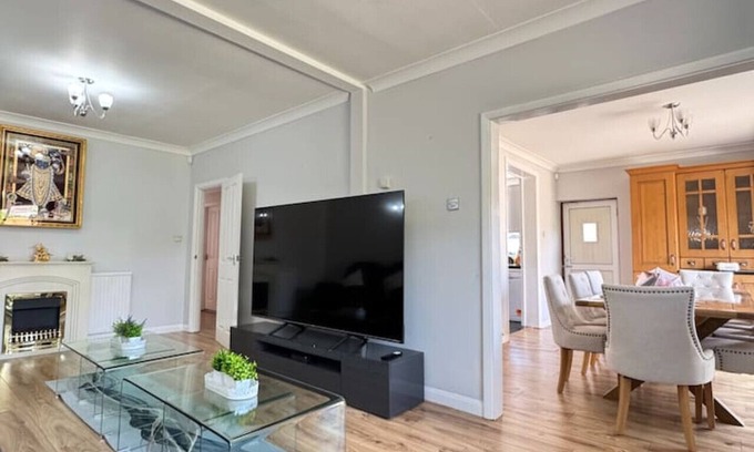 Ashford House | Starling House – 3BR near Heathrow, London(No Service Fee)