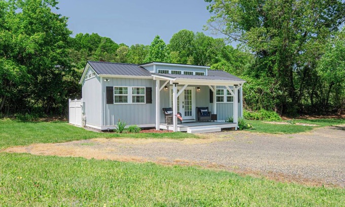 Hillsville Cottage | Starry Snug - A tiny home romantic getaway