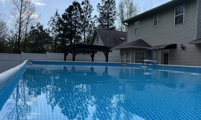Mid America House | “Stasiak Manor” Beautiful 6 Bedroom/3 bath Home with private pool!