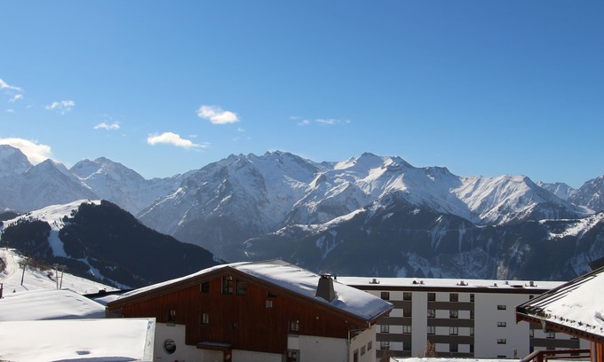 Huez Apartment | Station Center apartment with south-facing terrace, not overlooked