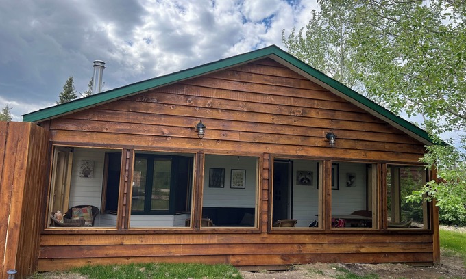 Victoria Beach House | STAY 2 NIGHTS GET 1 FREE -Cozy Victoria Beach Cottage ,Hot Tub,Deck and CC Ski