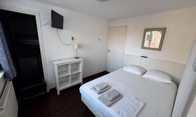 Ouddorp Hotel | Stay at Hotel-Pension Ouddorp, near sea and beach, just a 3-minute walk from the village center. Comfortable rooms with private bathroom. Ideal for a relaxing getaway or an active beach holiday!
