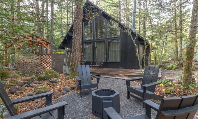Rhododendron Cabin | Stay before 9/22 get the 3RD night FREE!Hot tub, cabin feel