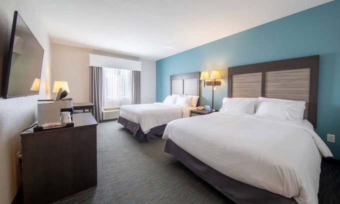 West Kissimmee Hotel | Stay Close to Orlando Fun with Comfortable Rooms, Outdoor Pool! 3 Units