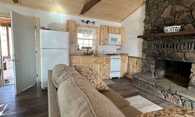 Bruno Cabin | Stay comfortable for 6 in the beauty of the Ozarks and the heart of adventures