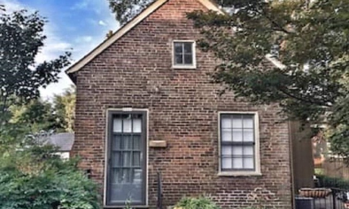 Bardstown House | Stay in a historic Early 1800s Guest House!