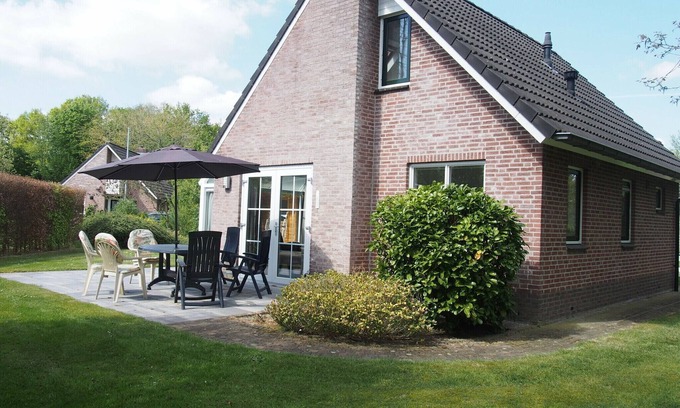Nieuw Heeten House | Stay in Bungalow Schipbeek Luxe for 6 persons by the pond at Vakantiepark de Sallandshoeve and enjoy comfort, nature, and peace in Overijssel.