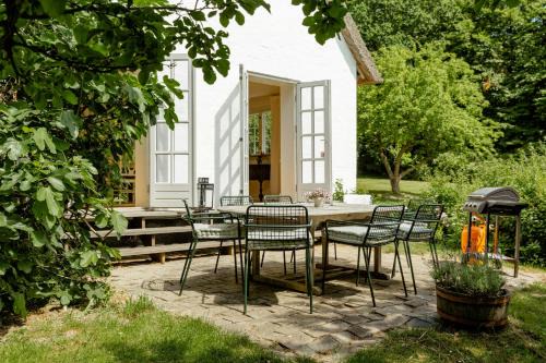 Maribo House | Stay In Fisher's House In Forest By Lake