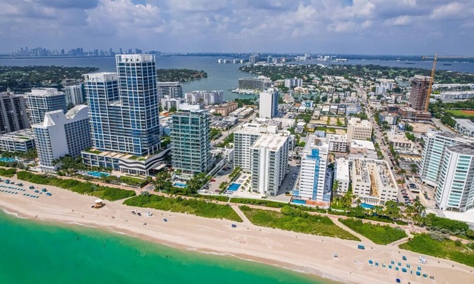 Miami Beach Apartment | Stay in Mid Miami beach just 1 block from the beach! Parking space included!