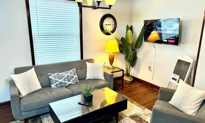 Detroit - Shoreway House | Stay in Ohio City: Walk to Market & Food (4BD/2BA)