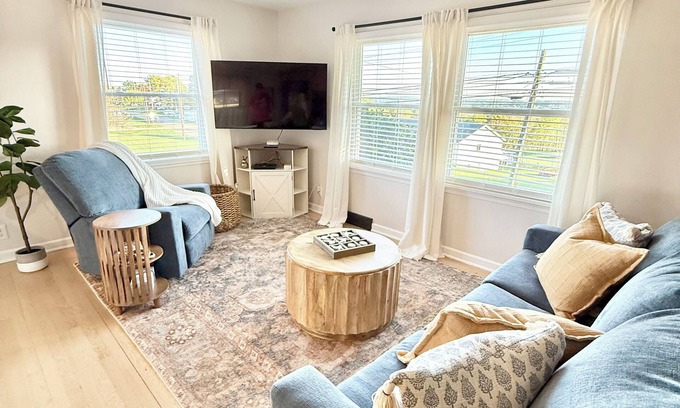 Sugarcreek House | Stay in the Heart of Amish Country – 3-Bedroom House-The Cottage on Cherry Hill