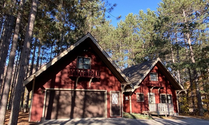Thompsonville Ski Chalet | Stay-N-Play Chalet! Rate discounts are in effect through March. Book Now!