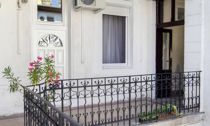 Terezvaros Apartment | Stay One Step From Opera Andr ssy avenue