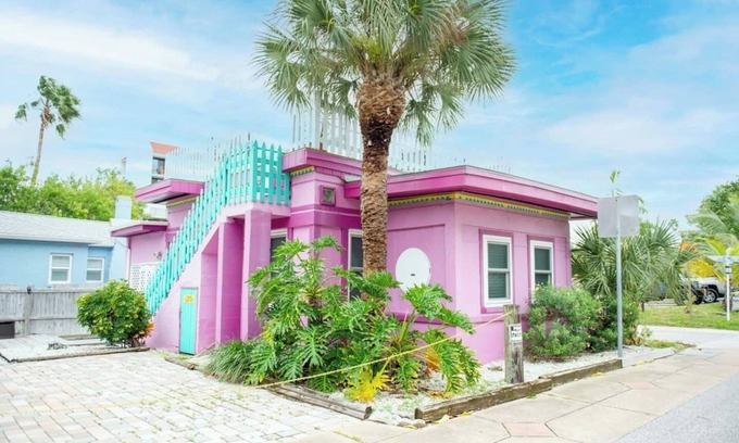St. Petersburg - Clearwater Cottage | Stay steps from the sand in this charming single-family home. Enjoy exclusive beach access at Sunburst Inn, featured on HGTV. Cozy comfort for up to 4, and an unbeatable location on the Gulf. Perfect for a romantic escape or small family getaway.
