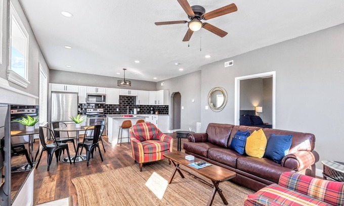 St. Louis Apartment | Stay STL-Huge Cheery 1BR-In Unit W/D-Parking