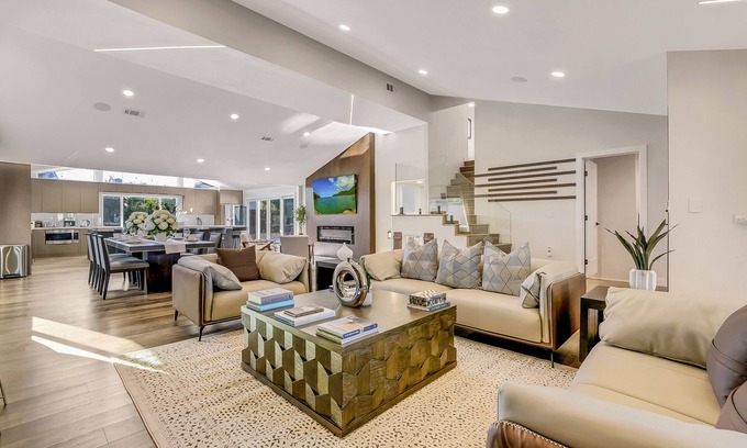 Santa Ana House | Stay with SIR Living for the best experience!