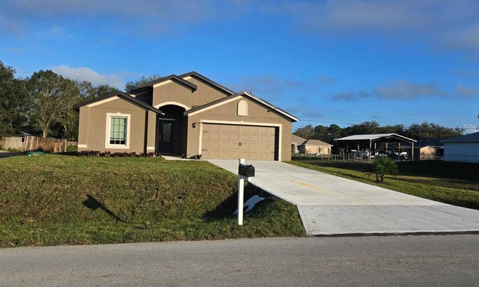 Vero Lake Estates House | Stay2Nite - A Charming 4-bedroom building with WiFi, AC in lovely Vero Beach