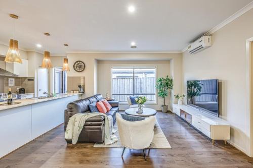 Pakenham House | StayAU Pakenham 5 BRM Hidden Oasis Pet-friendly