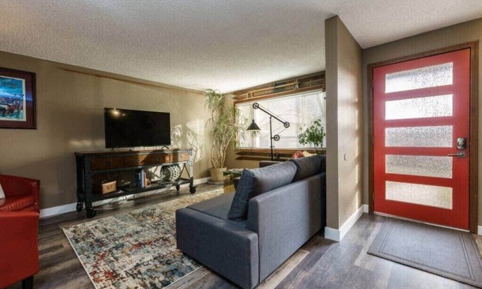 Boise Bench House | #StayInMyDistrict Eclectic Boise Townhouse near St. Als