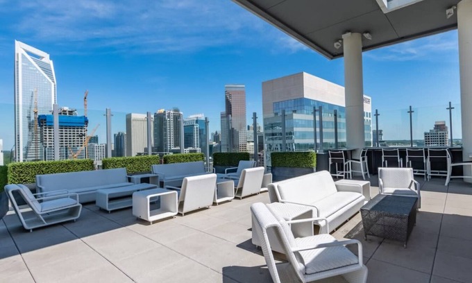 Second Ward Condo | StaysByWalker 3BR Lux Uptown | Spa/Gym/KingBed