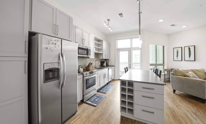 Second Ward Condo | StaysByWalker Uptown 1BR Gym/Parking/Desk/KingBed