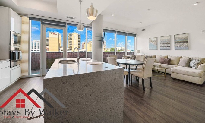 Second Ward Condo | StaysByWalker Uptown 2BR|Spa/Gym/KingBed/Parking
