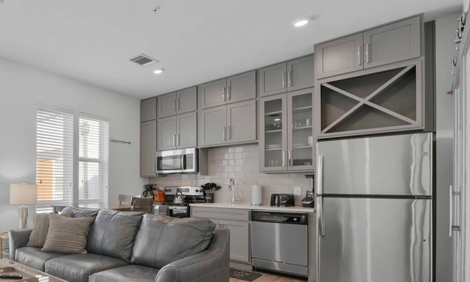 Second Ward Condo | StaysByWalker Uptown 1BR | Spa/Gym/KingBed/Parking