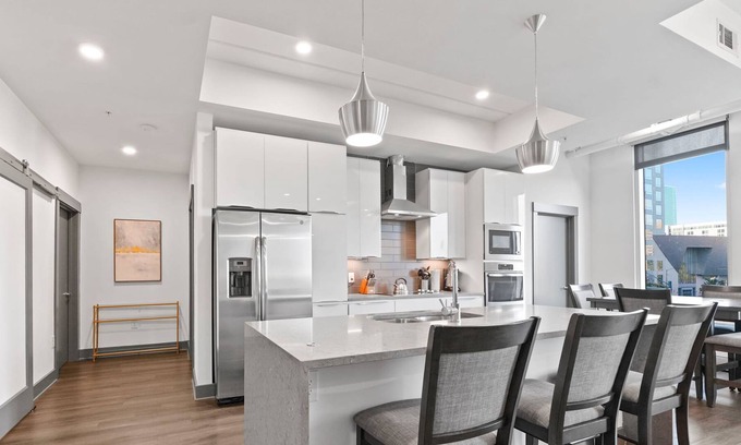 Second Ward Condo | StaysByWalker Uptown 3BR|Spa/Gym/KingBed/Parking