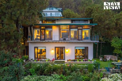 Kasauli Villa | StayVista at Hillcrest Villa with Valley View, Bonfire and Heater