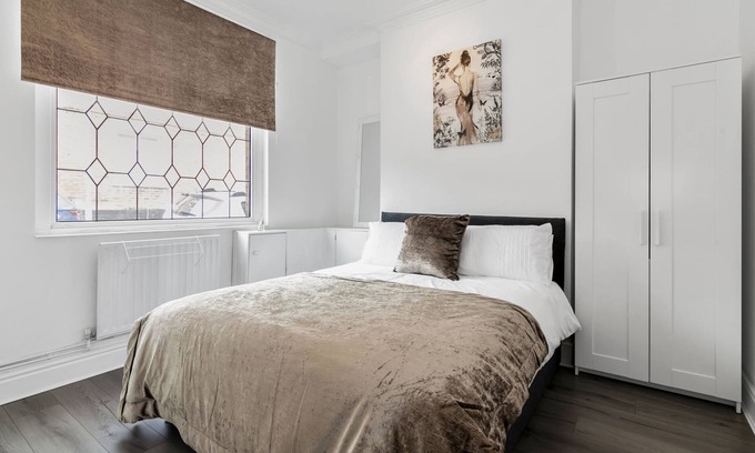 Stoke-on-Trent House | ⭑ Staywhenever TS- 4 Bedroom House | King Size Beds | Sleeps 9 ⭑
