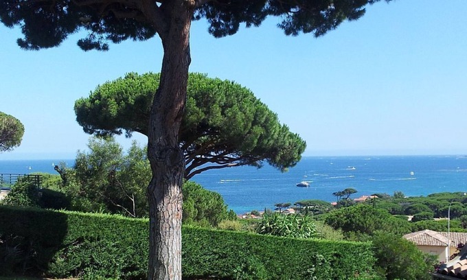 La Nartelle Apartment | Ste Maxime: T3 Sea view, close to the beach, in a lush park.