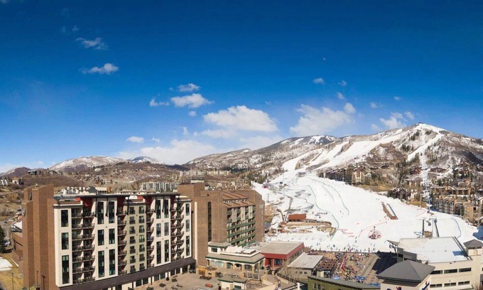 Steamboat Springs Villa | Steamboat 2 Bdr Villa Mar. 8th-15th; Ski In/Out Sheraton - Full Kitchen, Sleep 6